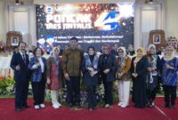 PENUH HARU: Rektor Unitomo Prof. Dr. Siti Marwiyah bersama pimpinan yayasan dan civitas akademika saat puncak Dies Natalis ke-44 di Auditorium K.H. Moh. Saleh, Surabaya.