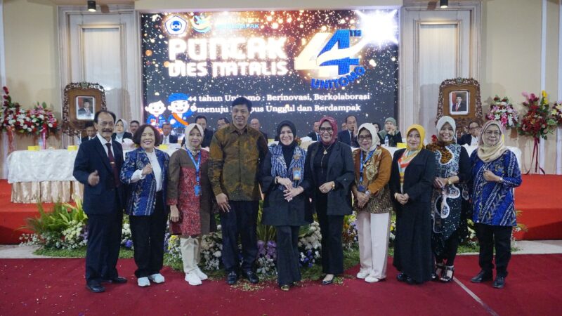 PENUH HARU: Rektor Unitomo Prof. Dr. Siti Marwiyah bersama pimpinan yayasan dan civitas akademika saat puncak Dies Natalis ke-44 di Auditorium K.H. Moh. Saleh, Surabaya.