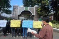 Mahasiswa IKMM Jakarta gelar unjuk rasa di depan Kejagung RI, desak pengusutan tuntas kasus korupsi PT WUS Sumenep. (Foto: Klik Times). 