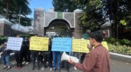 Mahasiswa IKMM Jakarta gelar unjuk rasa di depan Kejagung RI, desak pengusutan tuntas kasus korupsi PT WUS Sumenep. (Foto: Klik Times). 