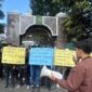 Mahasiswa IKMM Jakarta gelar unjuk rasa di depan Kejagung RI, desak pengusutan tuntas kasus korupsi PT WUS Sumenep. (Foto: Klik Times). 
