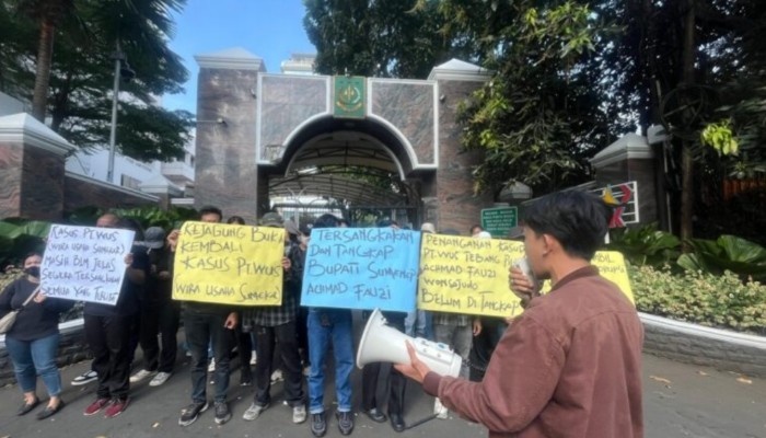 Mahasiswa IKMM Jakarta gelar unjuk rasa di depan Kejagung RI, desak pengusutan tuntas kasus korupsi PT WUS Sumenep. (Foto: Klik Times). 