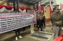 DEMONSTRASI: Massa PMIB berunjuk rasa di depan Mabes Polri, Jakarta Selatan, mendesak pemeriksaan oknum Tipikor Polres Sumenep terkait dugaan skandal BSPS. (Foto/Daroin). 