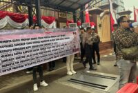 DEMONSTRASI: Massa PMIB berunjuk rasa di depan Mabes Polri, Jakarta Selatan, mendesak pemeriksaan oknum Tipikor Polres Sumenep terkait dugaan skandal BSPS. (Foto/Daroin). 