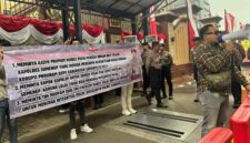 DEMONSTRASI: Massa PMIB berunjuk rasa di depan Mabes Polri, Jakarta Selatan, mendesak pemeriksaan oknum Tipikor Polres Sumenep terkait dugaan skandal BSPS. (Foto/Daroin). 
