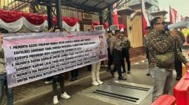 DEMONSTRASI: Massa PMIB berunjuk rasa di depan Mabes Polri, Jakarta Selatan, mendesak pemeriksaan oknum Tipikor Polres Sumenep terkait dugaan skandal BSPS. (Foto/Daroin). 
