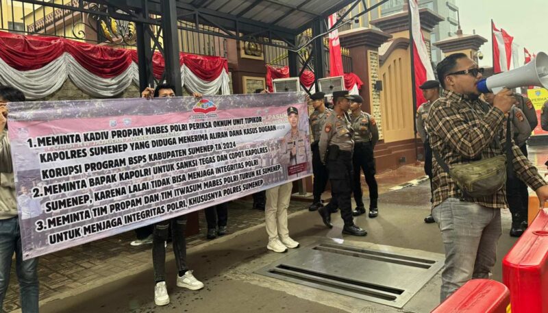 DEMONSTRASI: Massa PMIB berunjuk rasa di depan Mabes Polri, Jakarta Selatan, mendesak pemeriksaan oknum Tipikor Polres Sumenep terkait dugaan skandal BSPS. (Foto/Daroin). 