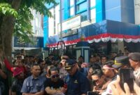 Ratusan Massa Aksi Demo Kantor Bea Cukai Madura, Protes Penyegelan Pabrik (Foto/Andi). 