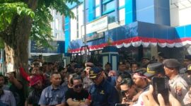 Ratusan Massa Aksi Demo Kantor Bea Cukai Madura, Protes Penyegelan Pabrik (Foto/Andi). 