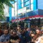 Ratusan Massa Aksi Demo Kantor Bea Cukai Madura, Protes Penyegelan Pabrik (Foto/Andi). 