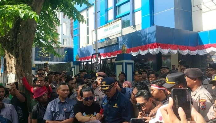 Ratusan Massa Aksi Demo Kantor Bea Cukai Madura, Protes Penyegelan Pabrik (Foto/Andi). 