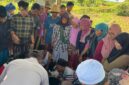 Petugas dan warga mengevakuasi jenazah peserta pramuka yang tenggelam di Waduk Paojajar, Desa Prancak, Kecamatan Pasongsongan, Sumenep (Foto: Humas). 