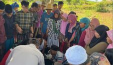 Petugas dan warga mengevakuasi jenazah peserta pramuka yang tenggelam di Waduk Paojajar, Desa Prancak, Kecamatan Pasongsongan, Sumenep (Foto: Humas). 