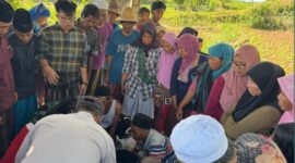Petugas dan warga mengevakuasi jenazah peserta pramuka yang tenggelam di Waduk Paojajar, Desa Prancak, Kecamatan Pasongsongan, Sumenep (Foto: Humas). 