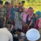 Petugas dan warga mengevakuasi jenazah peserta pramuka yang tenggelam di Waduk Paojajar, Desa Prancak, Kecamatan Pasongsongan, Sumenep (Foto: Humas). 