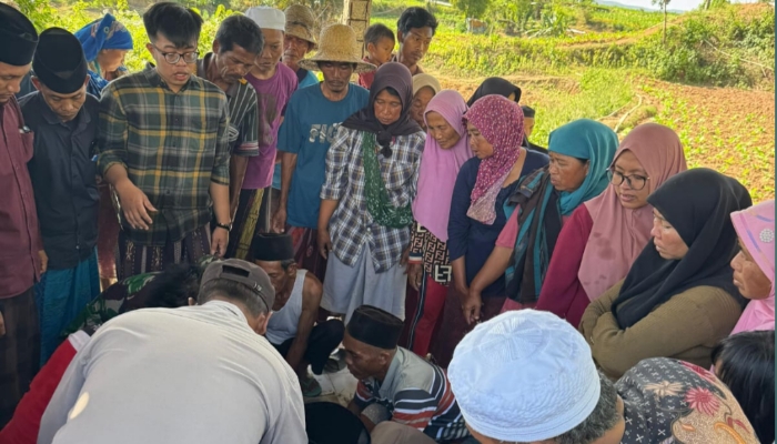 Petugas dan warga mengevakuasi jenazah peserta pramuka yang tenggelam di Waduk Paojajar, Desa Prancak, Kecamatan Pasongsongan, Sumenep (Foto: Humas). 