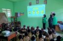EDUKASI: Mahasiswa KKN kolaborasi memberikan materi anti-bullying kepada siswa MI Ma’arif Slukatan, Wonosobo.