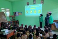 EDUKASI: Mahasiswa KKN kolaborasi memberikan materi anti-bullying kepada siswa MI Ma’arif Slukatan, Wonosobo.