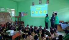 EDUKASI: Mahasiswa KKN kolaborasi memberikan materi anti-bullying kepada siswa MI Ma’arif Slukatan, Wonosobo.