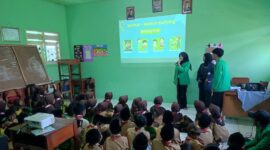 EDUKASI: Mahasiswa KKN kolaborasi memberikan materi anti-bullying kepada siswa MI Ma’arif Slukatan, Wonosobo.