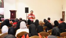 Presiden KUP Pojur, Prof. Dr. Achsanul Qosasi, memberikan sambutan pada perayaan HUT ke-10 KUP Pojur di hotel Odaita Pamekasan (Foto:Klik Times). 