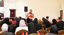 Presiden KUP Pojur, Prof. Dr. Achsanul Qosasi, memberikan sambutan pada perayaan HUT ke-10 KUP Pojur di hotel Odaita Pamekasan (Foto:Klik Times). 