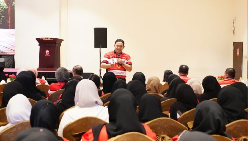 Presiden KUP Pojur, Prof. Dr. Achsanul Qosasi, memberikan sambutan pada perayaan HUT ke-10 KUP Pojur di hotel Odaita Pamekasan (Foto:Klik Times). 