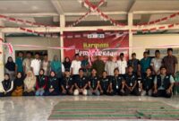 Foto bersama KKN Posko 23 Universitas PGRI Sumenep, Laskar Pemuda Jadung, aparat desa, dan PKK usai pembukaan Lomba Harmoni Kemerdekaan di Balai Desa Jadung. (Foto/Klik Times). 