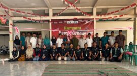 Foto bersama KKN Posko 23 Universitas PGRI Sumenep, Laskar Pemuda Jadung, aparat desa, dan PKK usai pembukaan Lomba Harmoni Kemerdekaan di Balai Desa Jadung. (Foto/Klik Times). 
