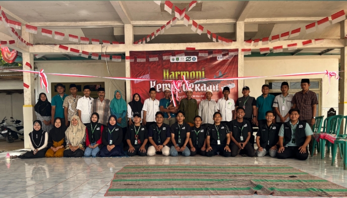 Foto bersama KKN Posko 23 Universitas PGRI Sumenep, Laskar Pemuda Jadung, aparat desa, dan PKK usai pembukaan Lomba Harmoni Kemerdekaan di Balai Desa Jadung. (Foto/Klik Times). 