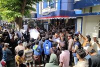 DEMONSTRASI: Ribuan massa GMPM gelar aksi di depan Kantor Bea Cukai Madura, Pamekasan, menuntut penuntasan dugaan setoran gelap. (Foto/Andi). 