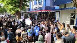 DEMONSTRASI: Ribuan massa GMPM gelar aksi di depan Kantor Bea Cukai Madura, Pamekasan, menuntut penuntasan dugaan setoran gelap. (Foto/Andi). 