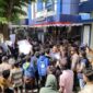 DEMONSTRASI: Ribuan massa GMPM gelar aksi di depan Kantor Bea Cukai Madura, Pamekasan, menuntut penuntasan dugaan setoran gelap. (Foto/Andi). 