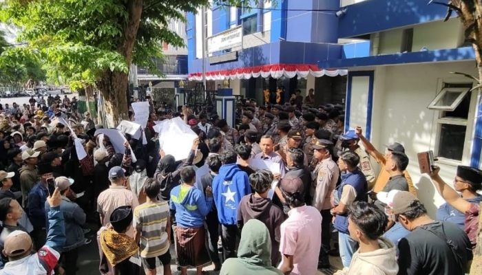 DEMONSTRASI: Ribuan massa GMPM gelar aksi di depan Kantor Bea Cukai Madura, Pamekasan, menuntut penuntasan dugaan setoran gelap. (Foto/Andi). 
