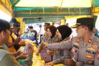 Polres Sumenep bersama Dinas Koperasi, UKM, dan Perindag menyalurkan sembako murah kepada warga dalam Gerakan Pangan Murah. (Foto/Humas). 