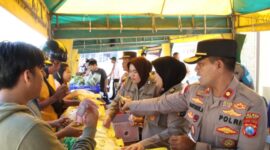 Polres Sumenep bersama Dinas Koperasi, UKM, dan Perindag menyalurkan sembako murah kepada warga dalam Gerakan Pangan Murah. (Foto/Humas). 
