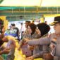 Polres Sumenep bersama Dinas Koperasi, UKM, dan Perindag menyalurkan sembako murah kepada warga dalam Gerakan Pangan Murah. (Foto/Humas). 