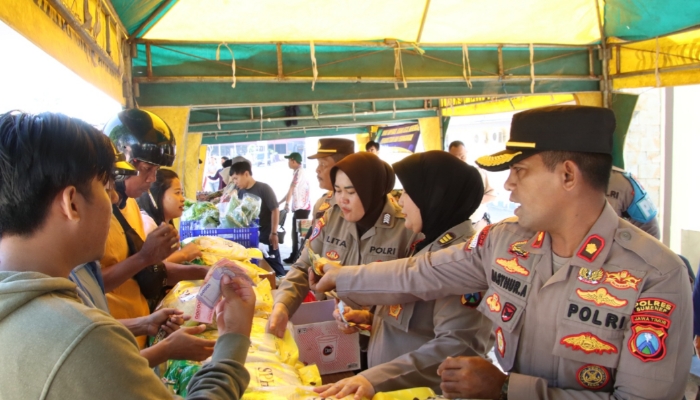 Polres Sumenep bersama Dinas Koperasi, UKM, dan Perindag menyalurkan sembako murah kepada warga dalam Gerakan Pangan Murah. (Foto/Humas). 