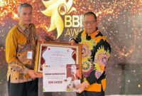 Kepala DKPP Sumenep, Chainur Rasyid, menerima penghargaan Pengguna Terbaik Semen Beku Sapi Lokal Wilayah Intensif 2025 dari BBIB Kementerian Pertanian RI di Singosari, Malang. (Foto/Klik Times). 