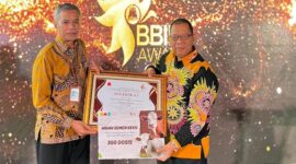 Kepala DKPP Sumenep, Chainur Rasyid, menerima penghargaan Pengguna Terbaik Semen Beku Sapi Lokal Wilayah Intensif 2025 dari BBIB Kementerian Pertanian RI di Singosari, Malang. (Foto/Klik Times). 
