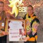 Kepala DKPP Sumenep, Chainur Rasyid, menerima penghargaan Pengguna Terbaik Semen Beku Sapi Lokal Wilayah Intensif 2025 dari BBIB Kementerian Pertanian RI di Singosari, Malang. (Foto/Klik Times). 