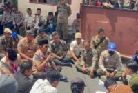 Bupati Pamekasan Dr. K.H. Kholilurrahman, S.H., M.Si. saat menemui massa aksi dari Badan Eksekutif Mahasiswa (BEM) Universitas Madura (UNIRA). Foto/Andi/Klik Times. 
