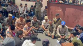 Bupati Pamekasan Dr. K.H. Kholilurrahman, S.H., M.Si. saat menemui massa aksi dari Badan Eksekutif Mahasiswa (BEM) Universitas Madura (UNIRA). Foto/Andi/Klik Times. 