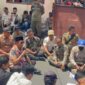 Bupati Pamekasan Dr. K.H. Kholilurrahman, S.H., M.Si. saat menemui massa aksi dari Badan Eksekutif Mahasiswa (BEM) Universitas Madura (UNIRA). Foto/Andi/Klik Times. 