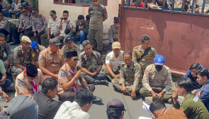 Bupati Pamekasan Dr. K.H. Kholilurrahman, S.H., M.Si. saat menemui massa aksi dari Badan Eksekutif Mahasiswa (BEM) Universitas Madura (UNIRA). Foto/Andi/Klik Times. 