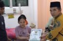 Baznas Sumenep menyerahkan bantuan non-medis kepada Sri Rafika, warga Pulau Ra’as yang melahirkan anak pertamanya di RSUD dr. Moh. Anwar. (Foto/Klik Times). 