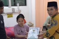 Baznas Sumenep menyerahkan bantuan non-medis kepada Sri Rafika, warga Pulau Ra’as yang melahirkan anak pertamanya di RSUD dr. Moh. Anwar. (Foto/Klik Times). 