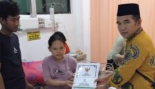 Baznas Sumenep menyerahkan bantuan non-medis kepada Sri Rafika, warga Pulau Ra’as yang melahirkan anak pertamanya di RSUD dr. Moh. Anwar. (Foto/Klik Times). 