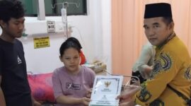 Baznas Sumenep menyerahkan bantuan non-medis kepada Sri Rafika, warga Pulau Ra’as yang melahirkan anak pertamanya di RSUD dr. Moh. Anwar. (Foto/Klik Times). 