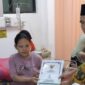 Baznas Sumenep menyerahkan bantuan non-medis kepada Sri Rafika, warga Pulau Ra’as yang melahirkan anak pertamanya di RSUD dr. Moh. Anwar. (Foto/Klik Times). 